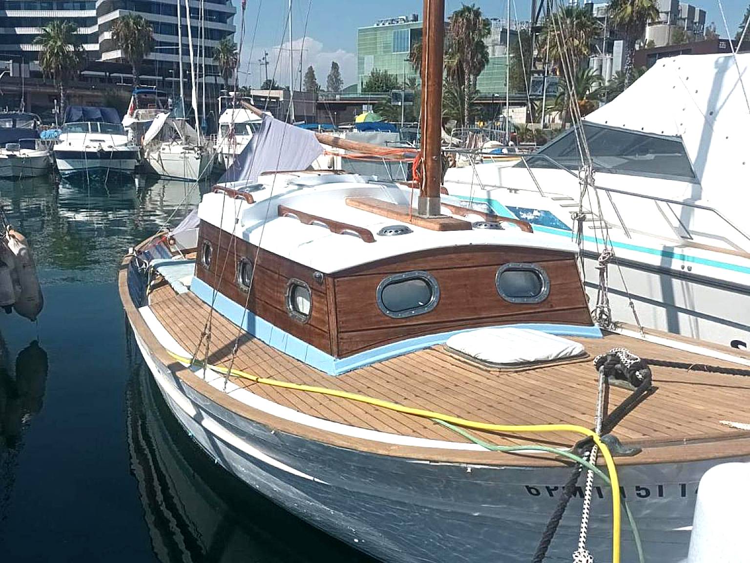 Lovely wooden boat in Port forum, with AC and two bikes.
